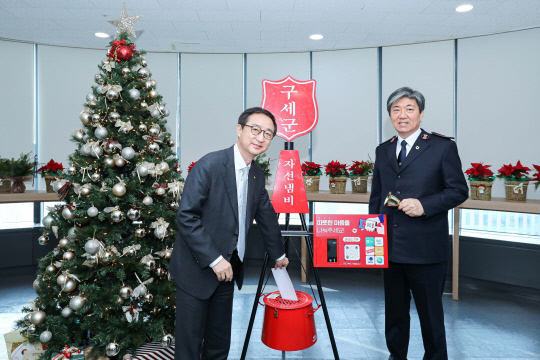 현대해상은 지난 5일 서대문구 충정로에 위치한 구세군빌딩에서 구세군 자선냄비에 성금 3억 원을 전달했다. 조용일 현대해상 대표이사(왼쪽)가 구세군 자선냄비에 성금을 기부하고 있다. [사진=현대해상]